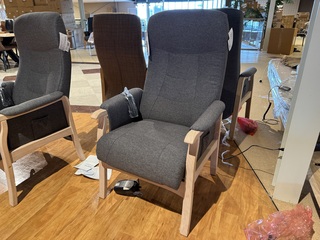 Sta-op stoel, grijs stof, elektrisch verstelbaar